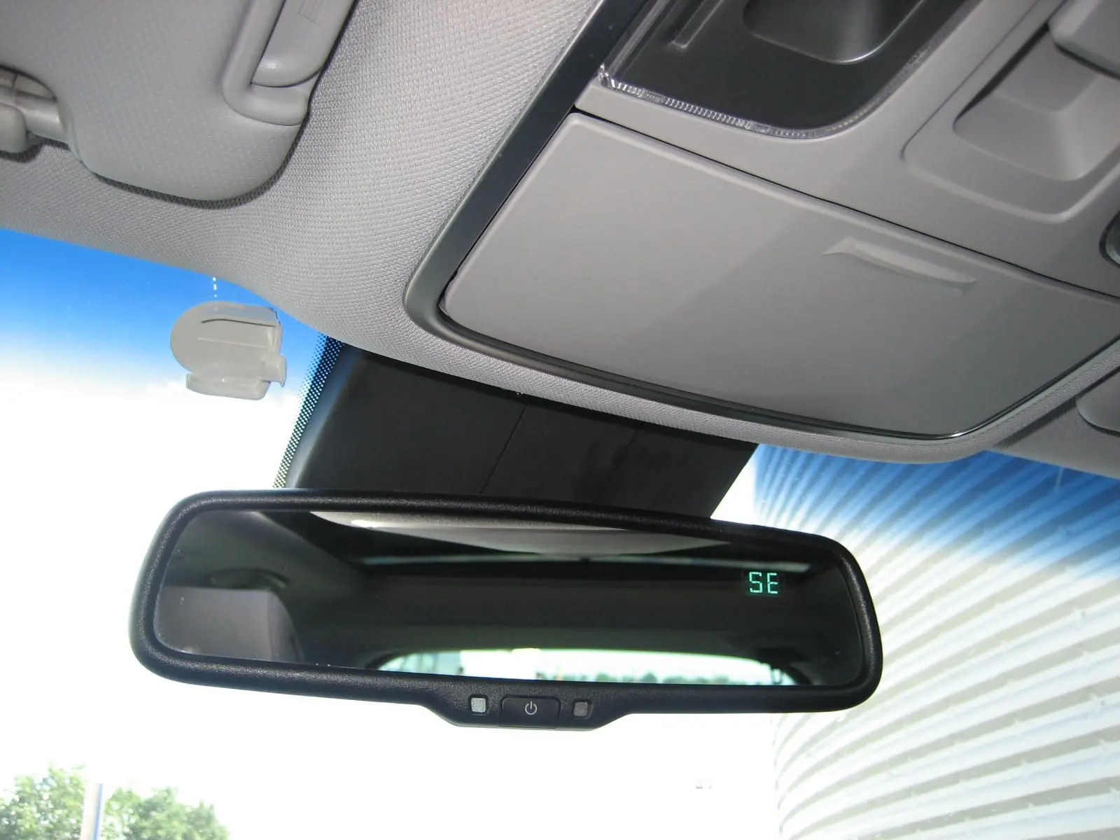 Rétroviseur intérieur avec affichage digital, vue centrée sur le miroir dans un Hyundai Tucson noir fantom metal.