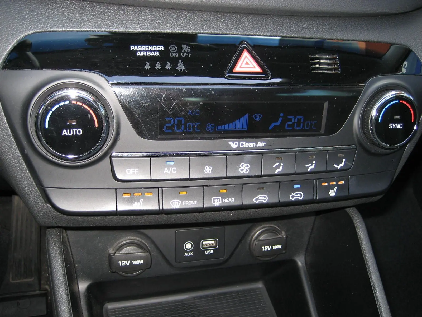 Détail du tableau de bord du Hyundai Tucson noir fantom métal 2016, montrant la climatisation digitale et commandes chauffantes.