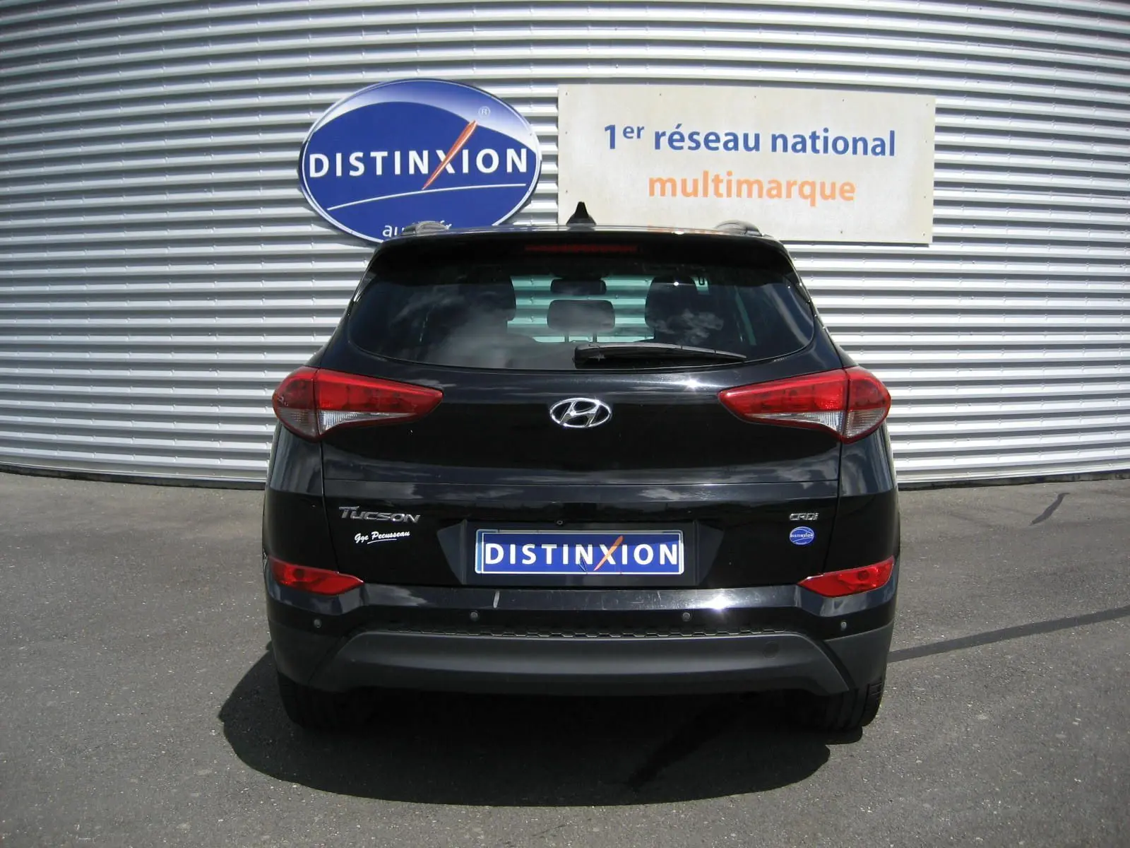 Vue arrière d'un Hyundai Tucson noir fantom metal 2016, avec feux rouges et logo Hyundai bien visibles.