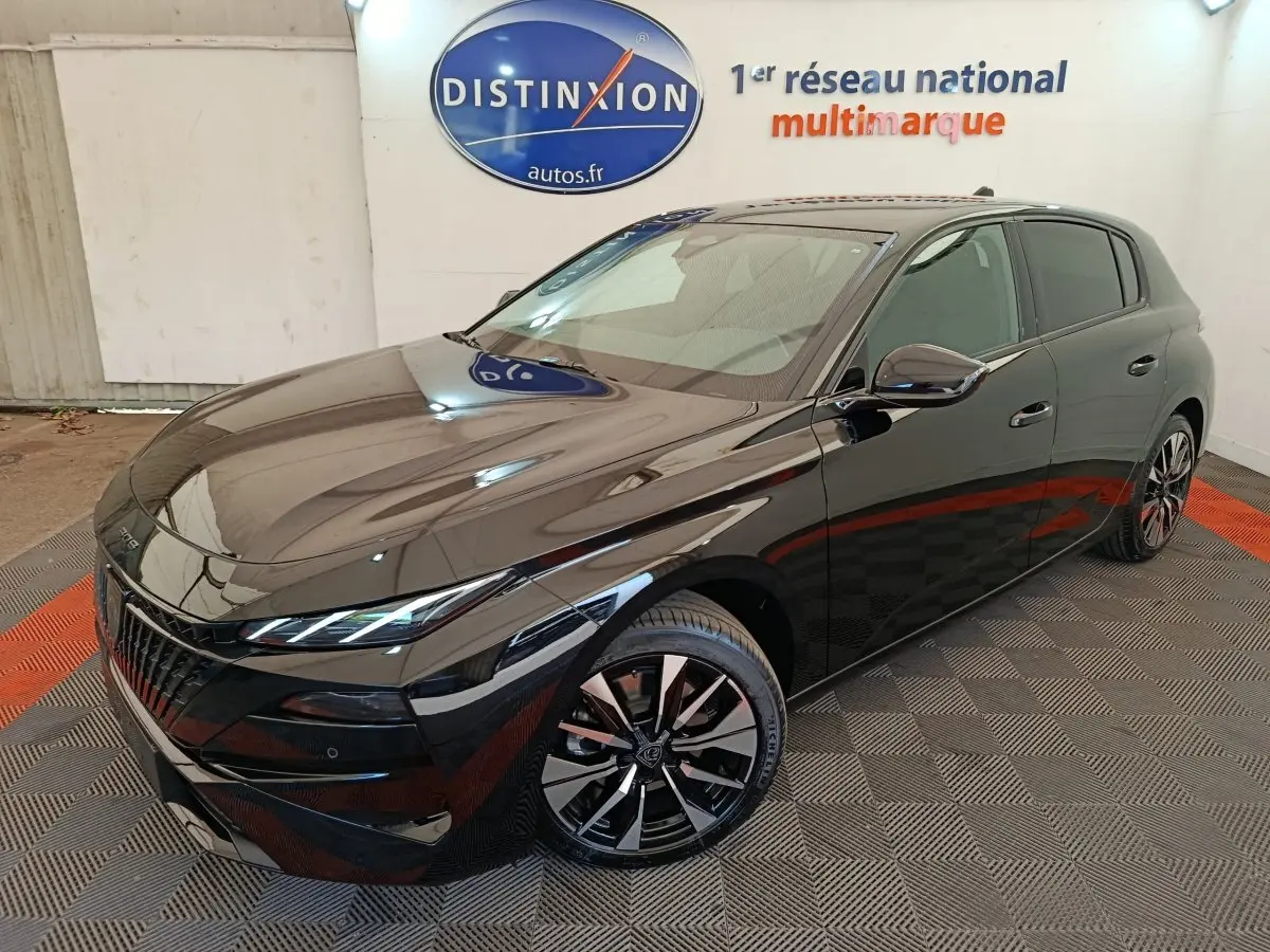 Peugeot 308 noir vue 3/4 avant droit, avec jantes alliage distinctives et phares LED fins en showroom.