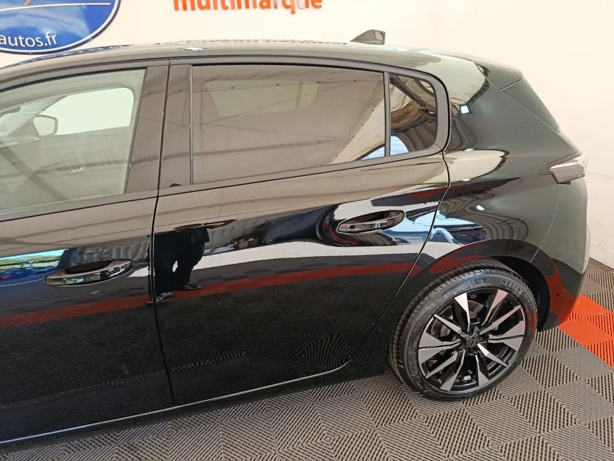 Vue latérale droite d'une Peugeot 308 noire 2026 avec jantes alliage et vitres teintées.