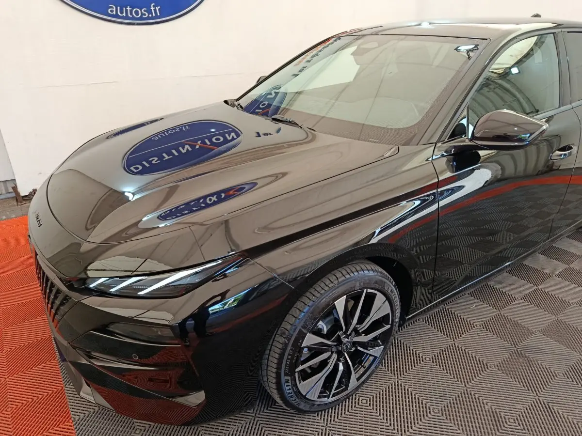 Peugeot 308 BlueHDi 130 en noir, vue 3/4 avant droit, avec jantes alliage et phares LED distinctifs.