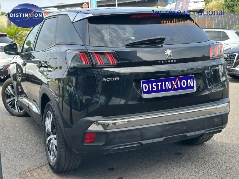Vue 3/4 arrière droite du Peugeot 3008 Hybride Rechargeable noir Perla Nera avec feux arrière LED distinctifs et jantes alu.