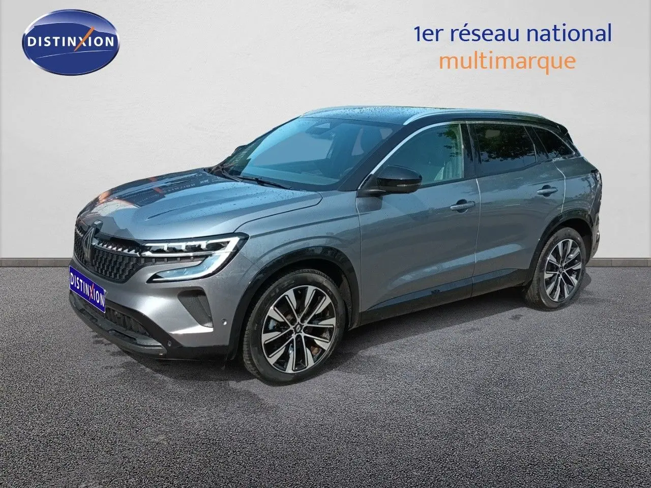 Renault Austral E-Tech gris schiste métal avec toit noir, vue 3/4 avant droit, jantes alliage bicolores.