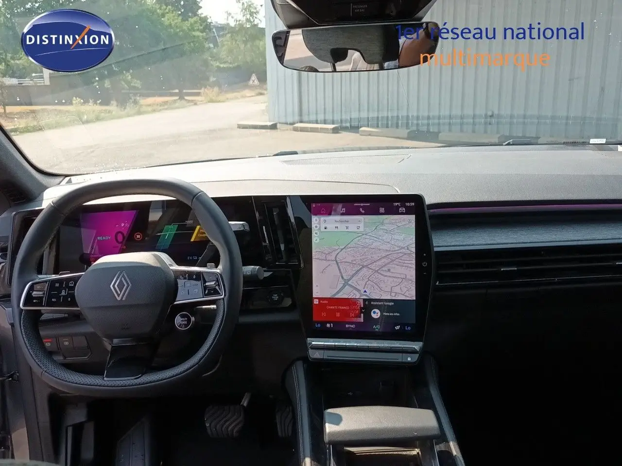 Vue intérieure avant du Renault Austral E-Tech gris schiste, avec tableau de bord numérique et écran tactile central vertical.