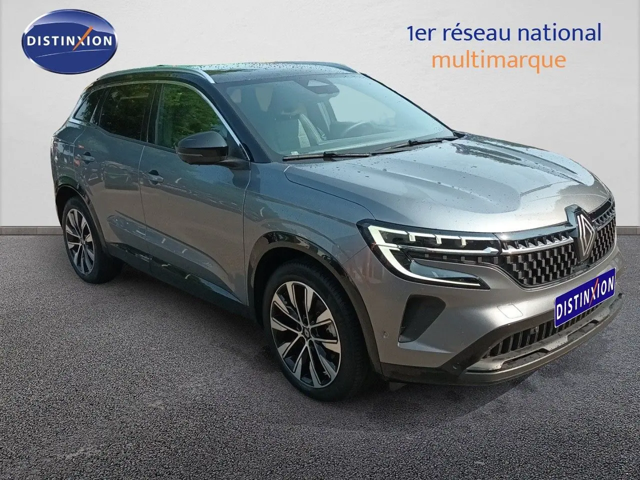 Renault Austral E-Tech hybride gris schiste métal, vue 3/4 avant avec toit noir et jantes alliage noires.