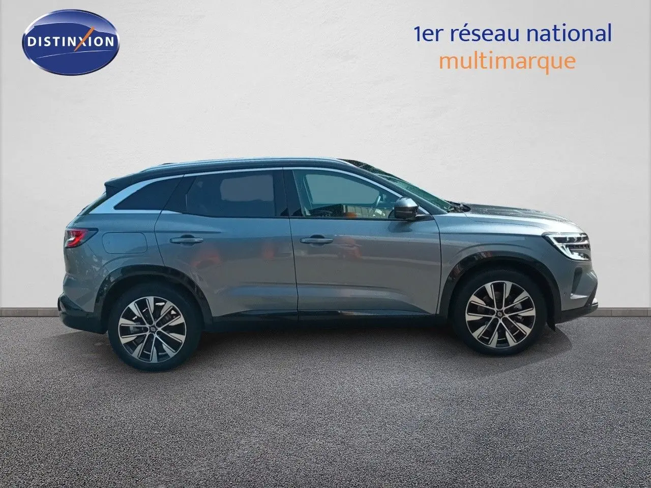 Profil droit du Renault Austral 2025 gris schiste métal avec toit noir et jantes alliage 19 pouces biton.