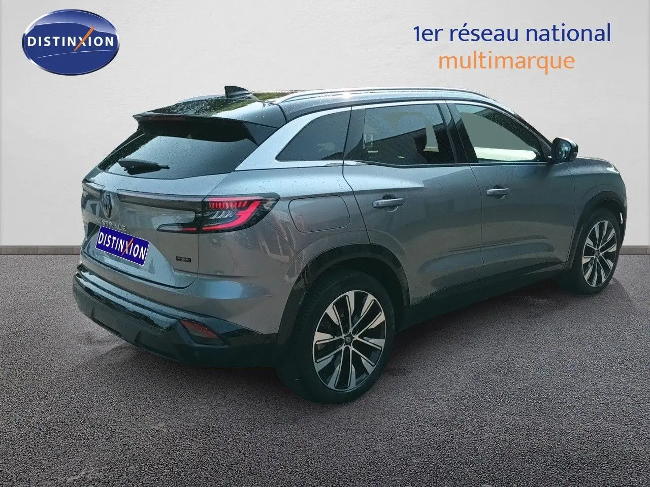 Vue 3/4 arrière droite du Renault Austral gris schiste métal avec toit noir et jantes alliage 19 pouces biton.