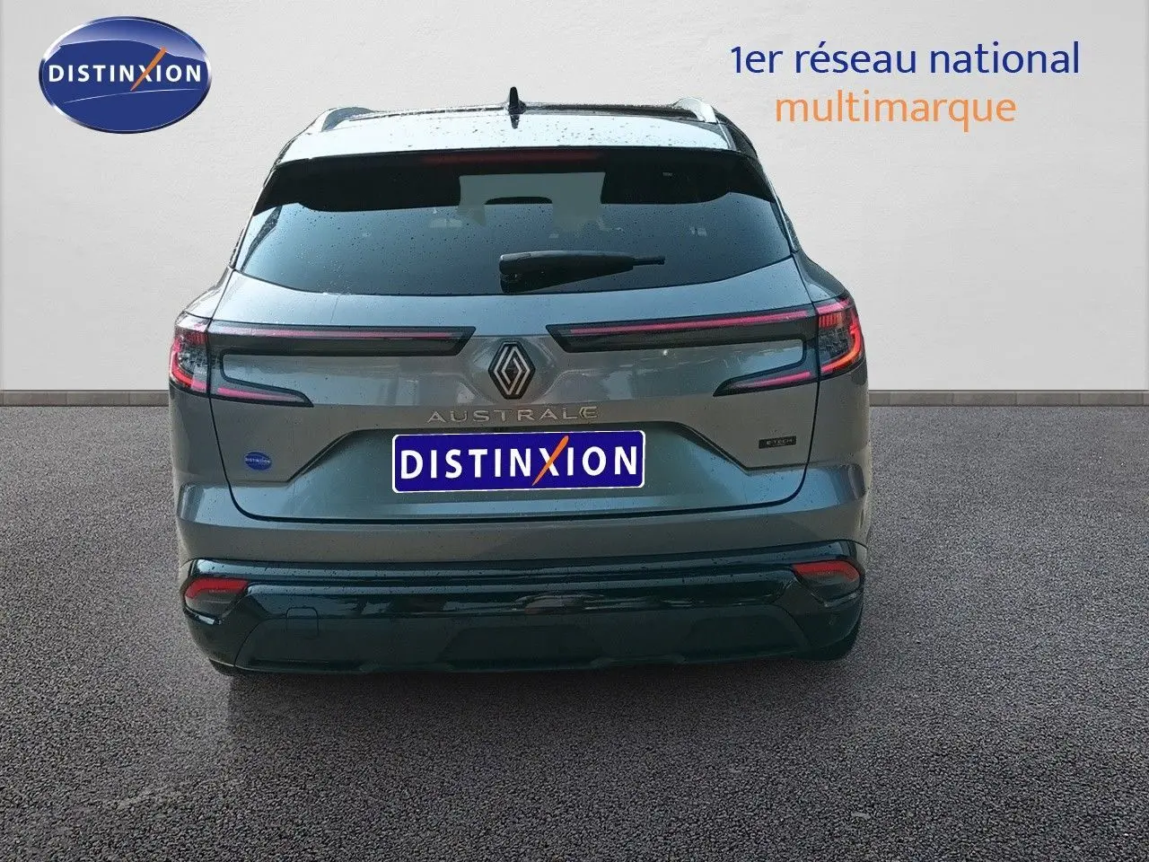 Vue arrière d’un Renault Austral gris schiste métal avec toit noir, mettant en valeur ses feux arrière étirés et son logo central.