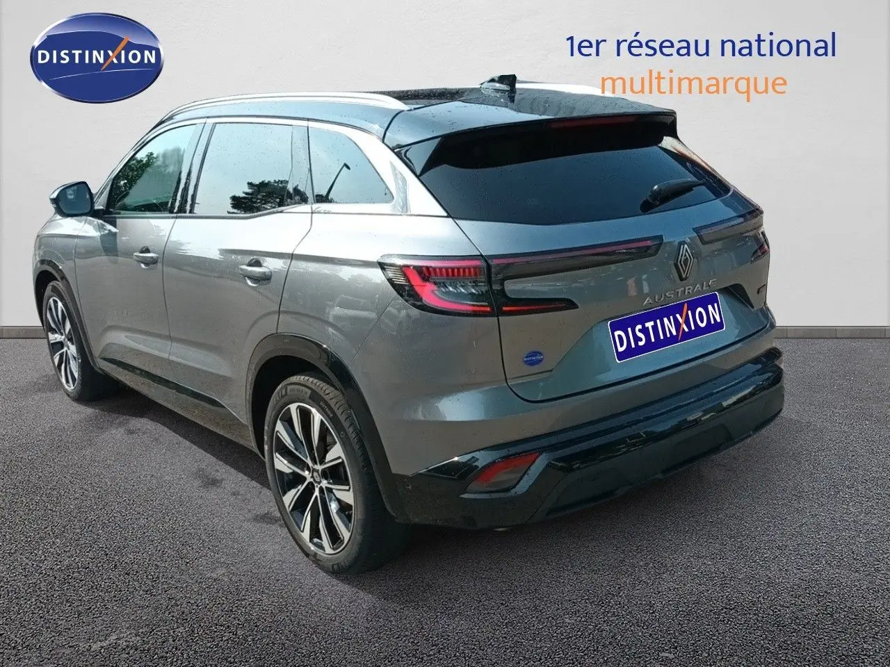 Vue 3/4 arrière gauche du Renault Austral E-Tech gris schiste métallisé avec toit noir et feux arrière LED distinctifs.