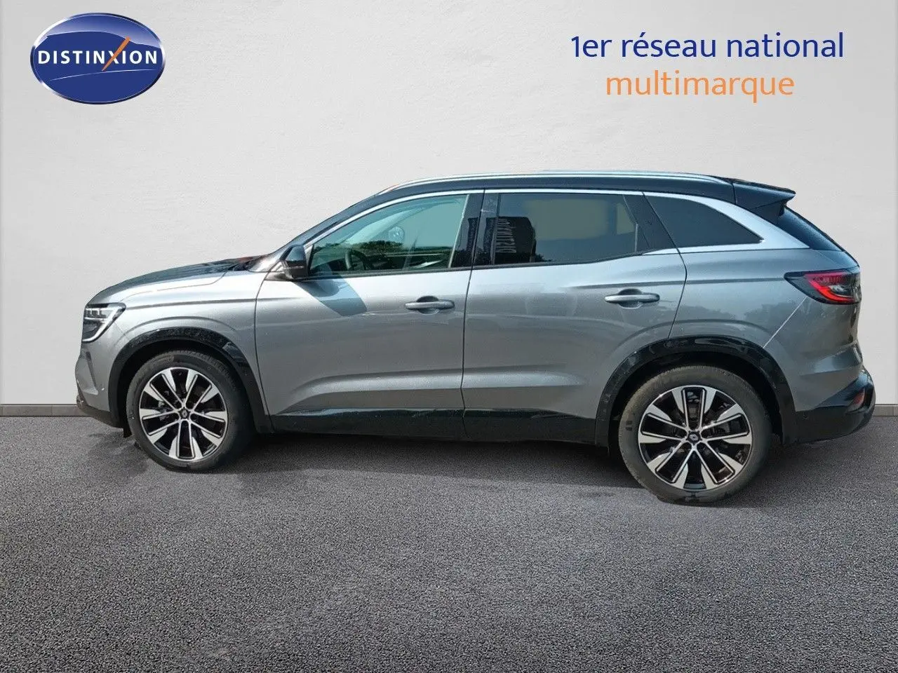 Profil côté gauche du Renault Austral 2025 gris schiste métal avec toit noir et jantes alliage bicolores.