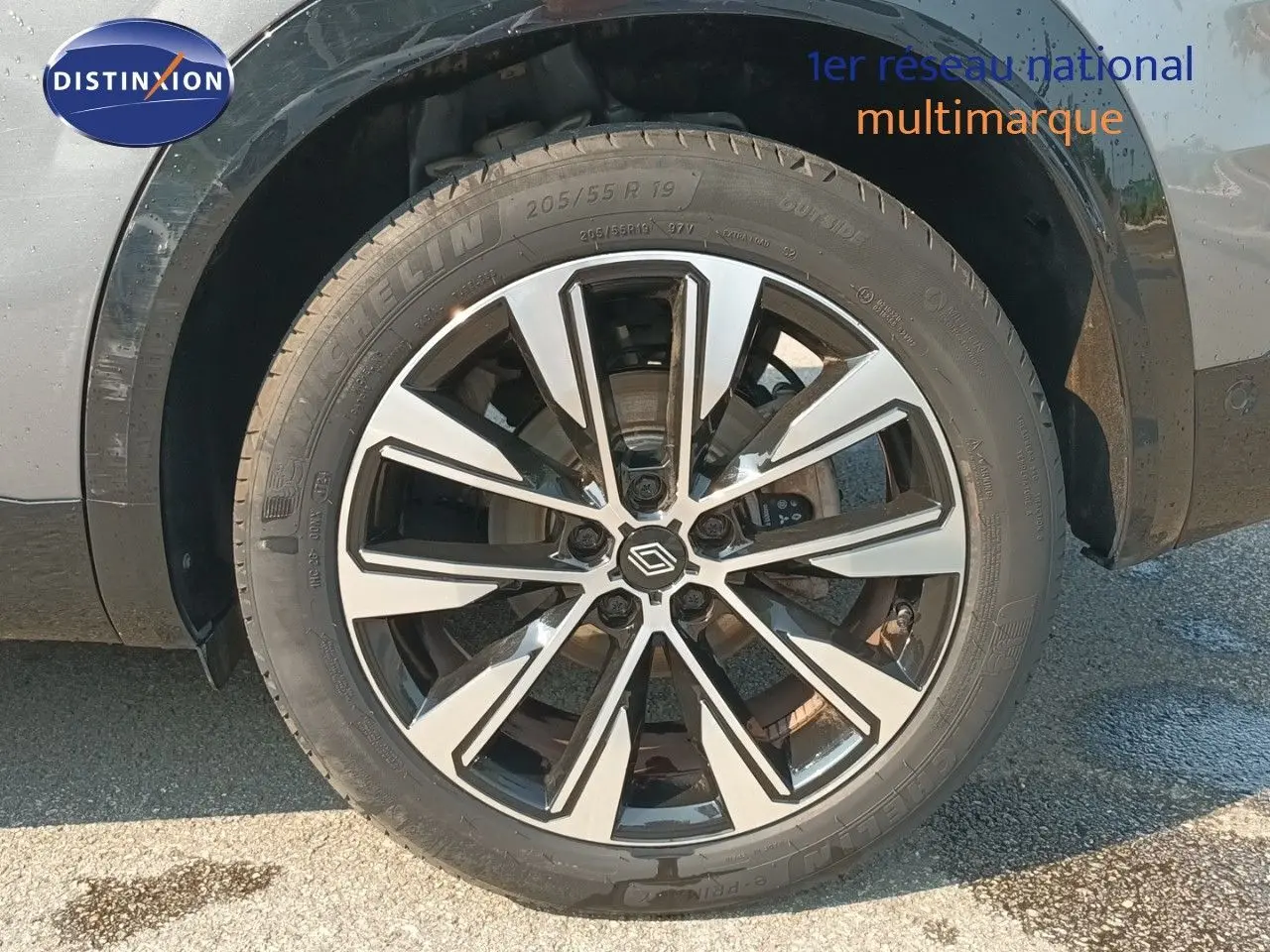 Gros plan sur la roue avant droite du Renault Austral 2025 gris schiste métal avec jante alliage bicolore.