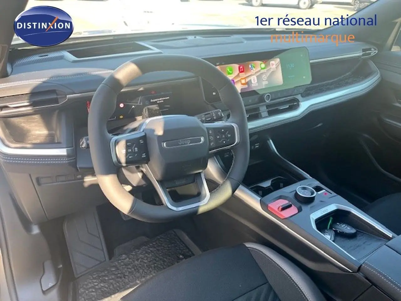 Vue intérieure du tableau de bord et volant du Jeep Compass 2026, finition Summit, avec écran tactile et console moderne.
