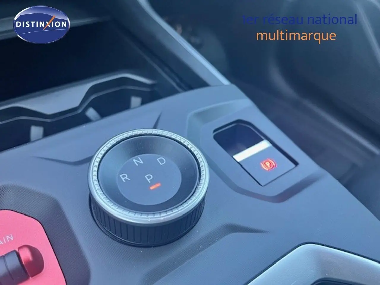 Gros plan sur la molette de sélection de la boîte automatique du Jeep Compass MHEV 145ch, intérieur noir.