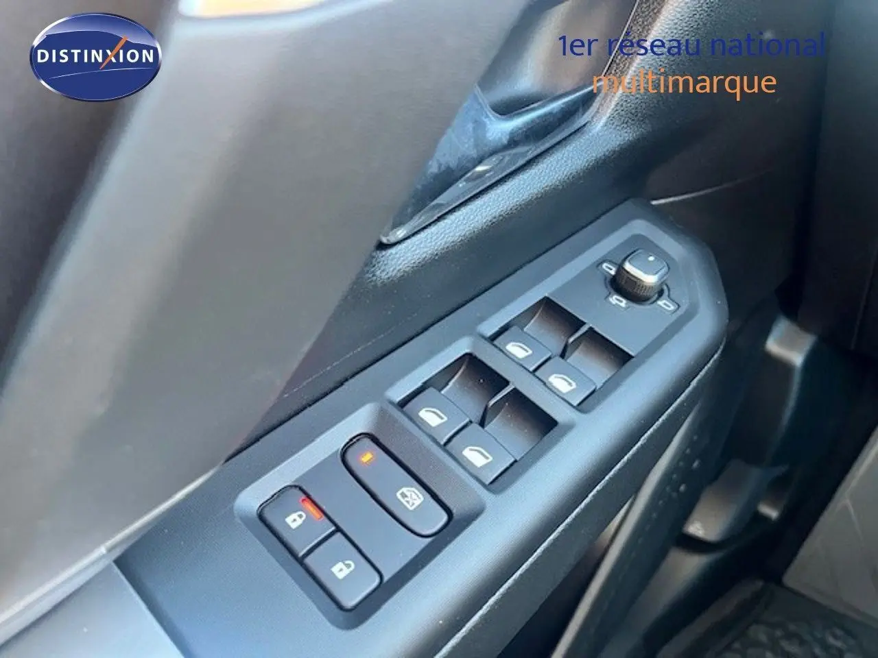 Vue rapprochée des commandes de lève-vitres et rétroviseurs côté conducteur du Jeep Compass 2026 gris Yosemite métal avec toit noir.