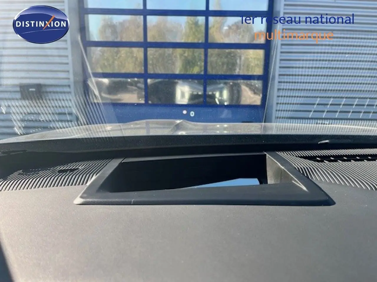 Vue rapprochée du tableau de bord noir du Jeep Compass 2026, avec affichage tête haute éteint visible au centre.