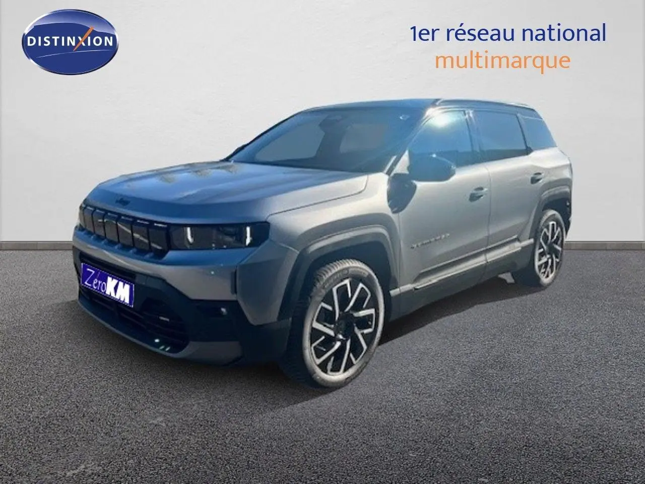 Jeep Compass MHEV 145ch Summit gris Yosemite métal avec toit noir, vue 3/4 avant mettant en valeur ses jantes stylées.