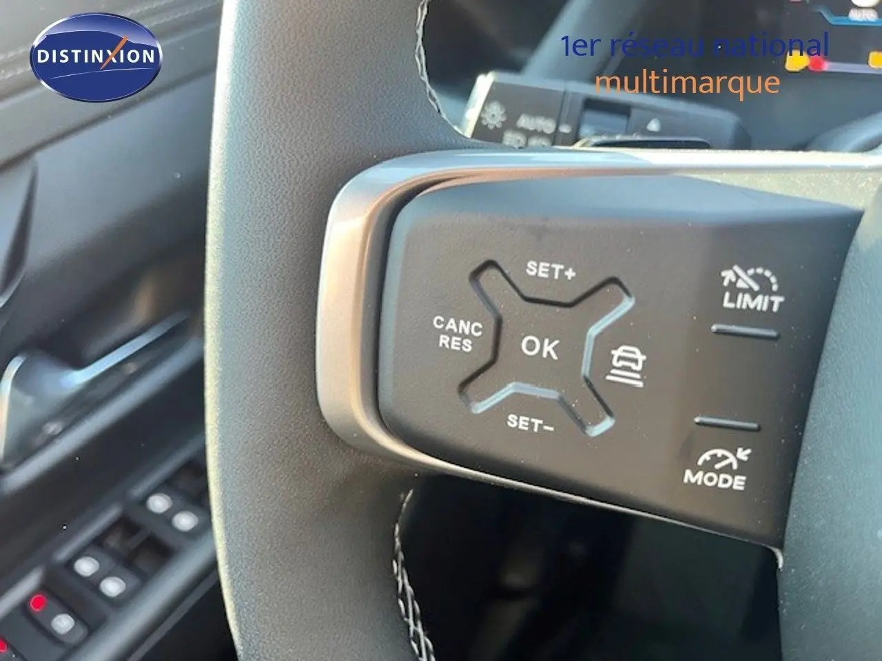 Gros plan sur le volant multifonction noir du Jeep Compass 2026, mettant en valeur les commandes de régulateur de vitesse.