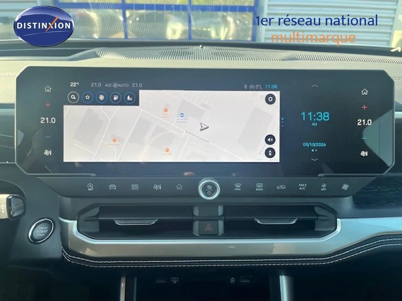 Vue intérieure du tableau de bord du Jeep Compass 2026, écran tactile large avec navigation et commandes climatisation digitales.
