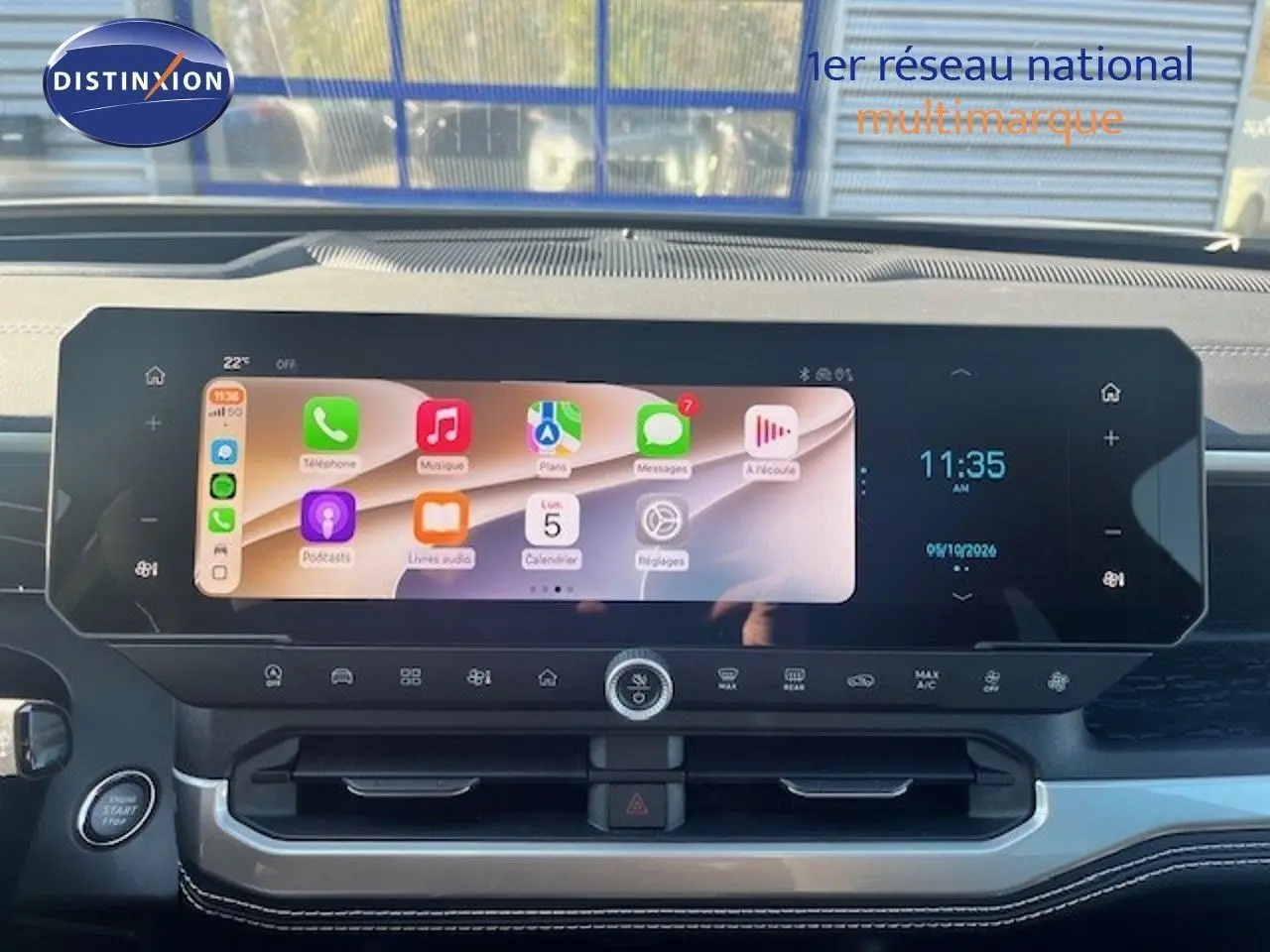Vue intérieure du tableau de bord du Jeep Compass 2026 avec écran tactile large et finition noire élégante.