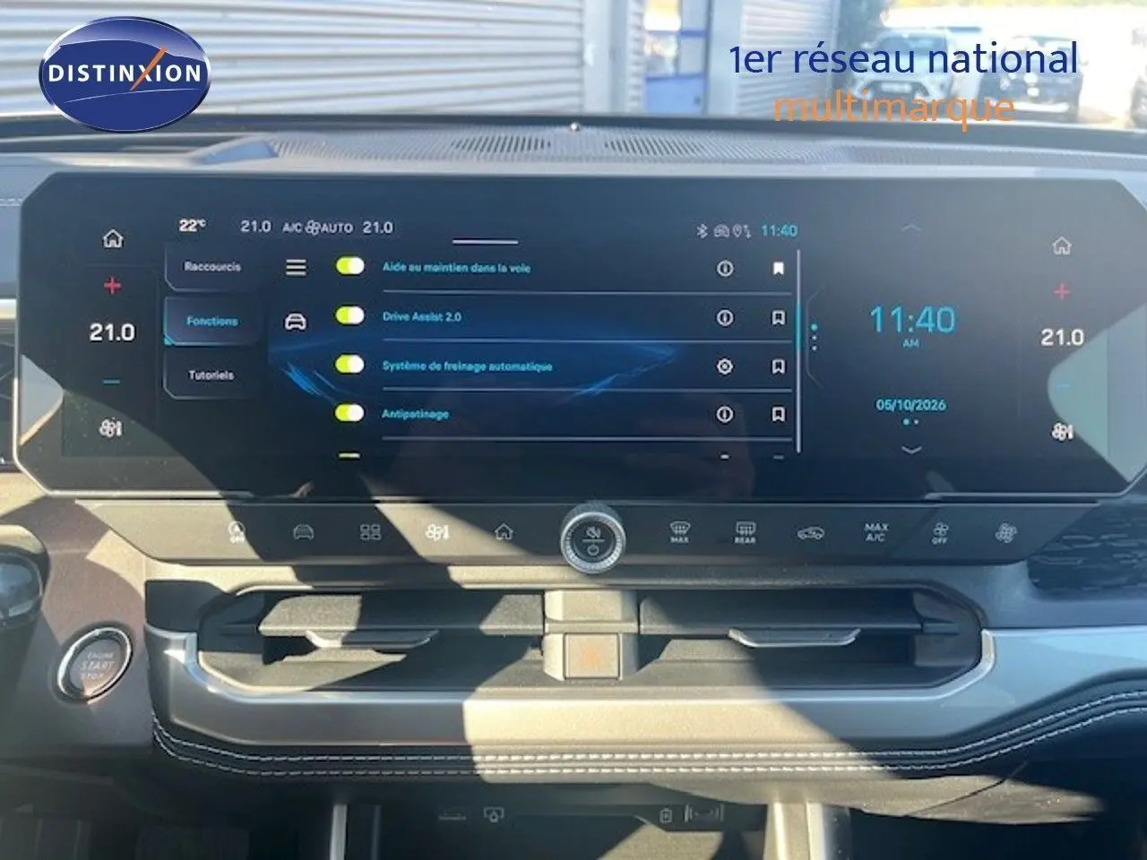 Tableau de bord du Jeep Compass 2026 avec écran tactile large affichant les aides à la conduite, en lumière naturelle.