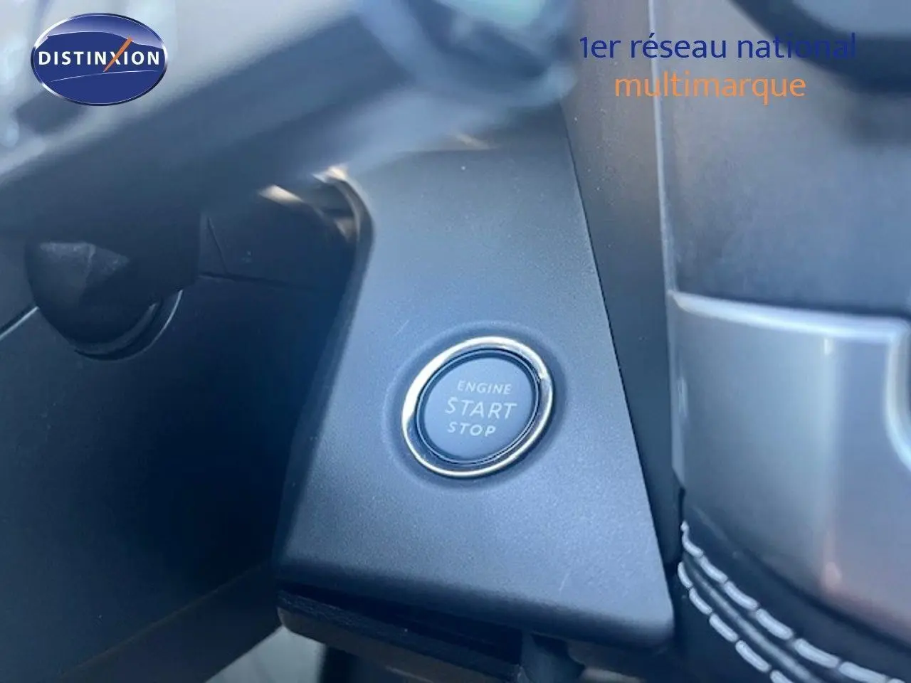Bouton start/stop moteur en gros plan sur tableau de bord intérieur du Jeep Compass MHEV 145ch Summit.