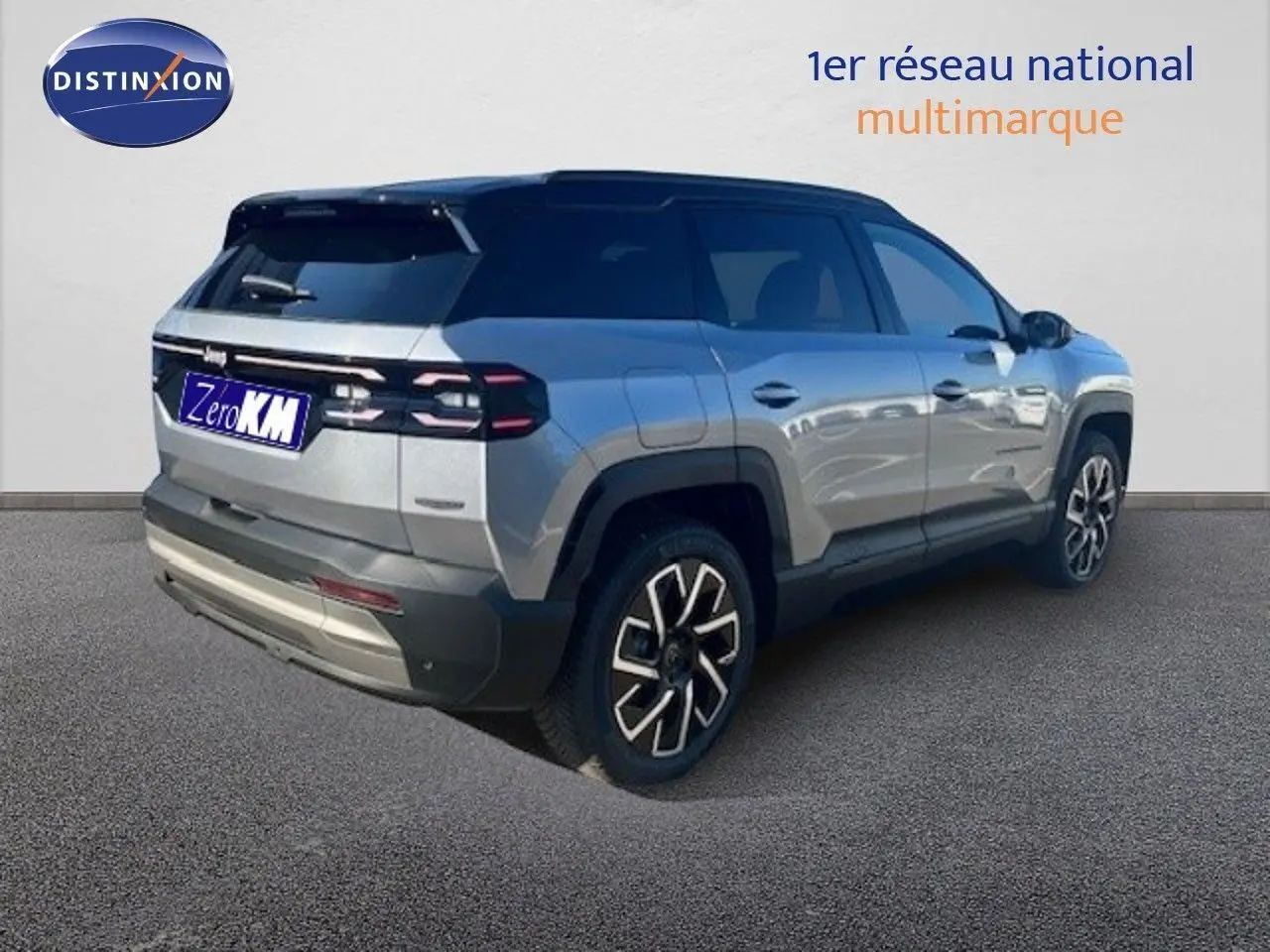 Jeep Compass MHEV 145ch Summit gris Yosemite métal avec toit noir, vue 3/4 arrière côté droit, jantes distinctives.