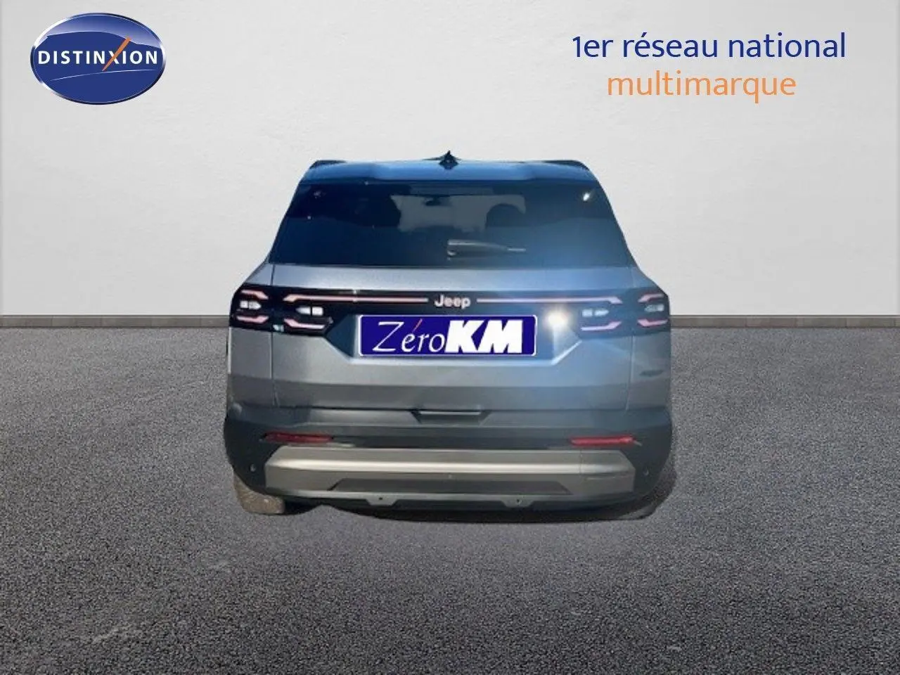 Vue arrière d'un Jeep Compass gris Yosemite métal avec toit noir, éclairage LED et plaque Zero KM visible.