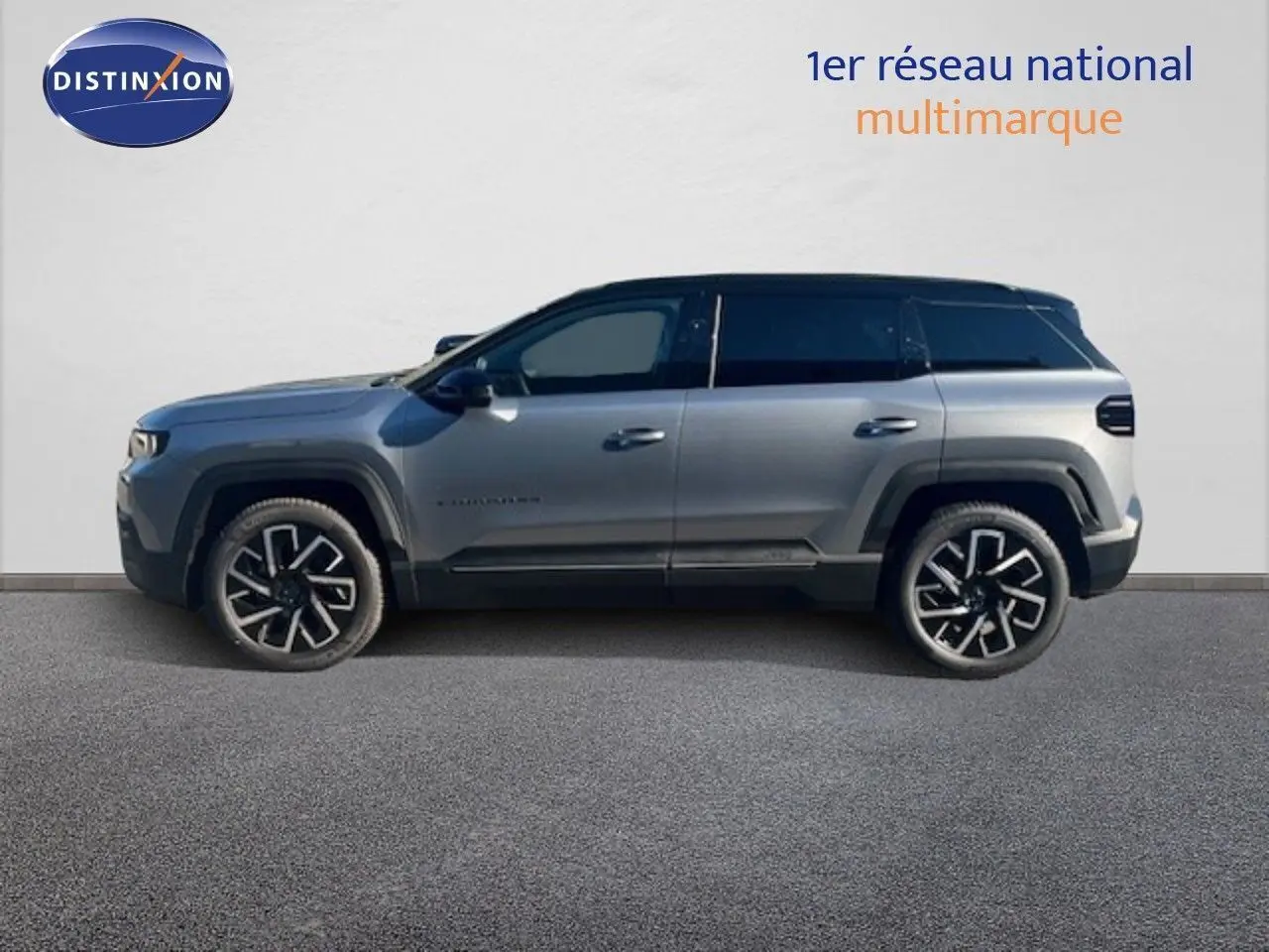 Profil côté gauche du Jeep Compass 2026 gris Yosemite métal avec toit noir et jantes alliage noires.