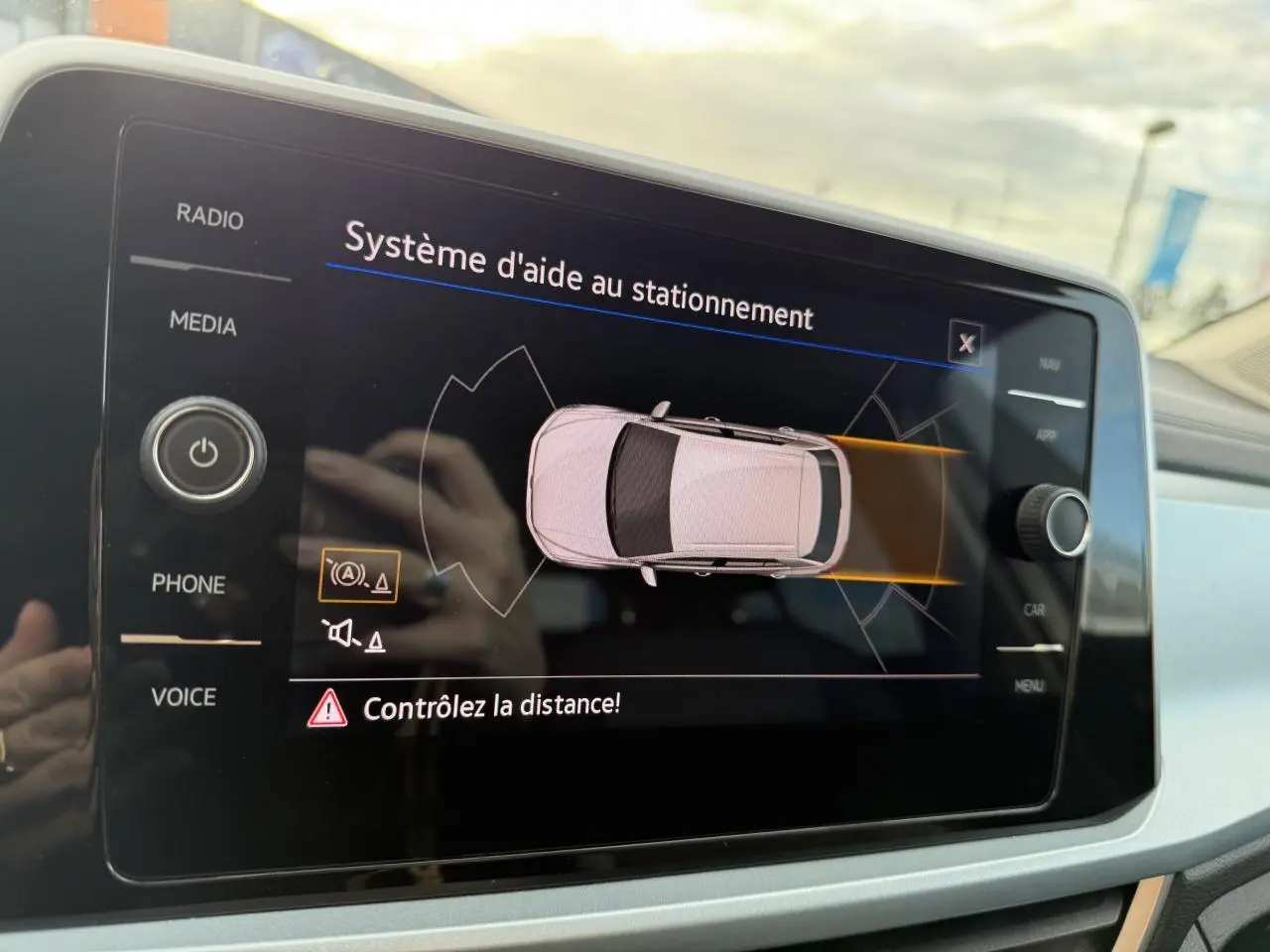 Écran tactile du système d'aide au stationnement du Volkswagen T-Roc 2025 affichant une vue du dessus du véhicule.