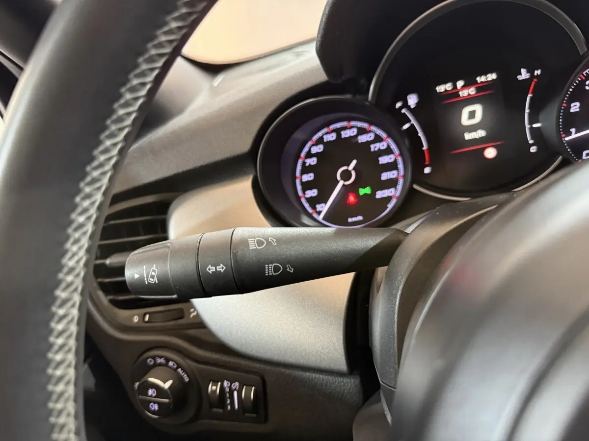 Gros plan sur le tableau de bord et la colonne de direction du Fiat 500X 2021, affichage numérique et commandes visibles.