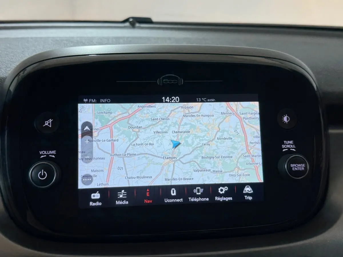 Écran tactile central du tableau de bord noir du Fiat 500X affichant une carte de navigation en plein jour