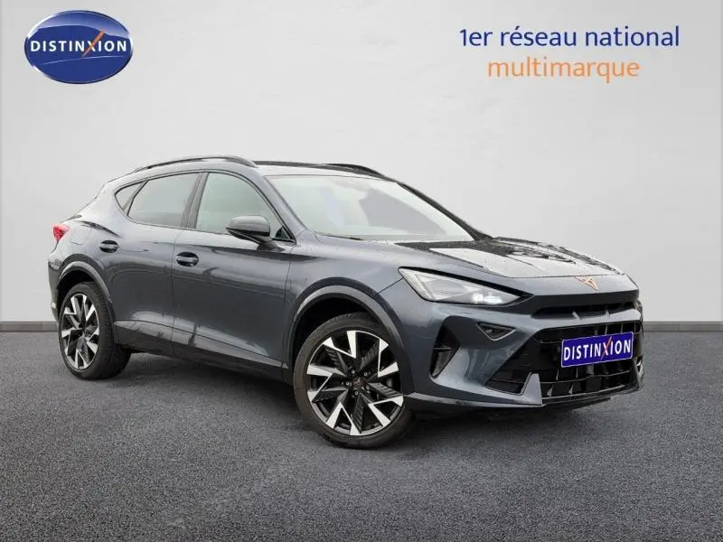 Vue 3/4 avant droite d'une CUPRA Formentor 1.5 eTSI Hybrid 2025 en Gris Graphène personnalisé avec jantes distinctives.