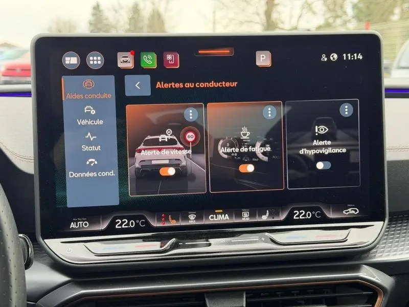 Écran tactile intérieur du CUPRA Formentor 2025 affichant les alertes au conducteur et la température à 22°C.