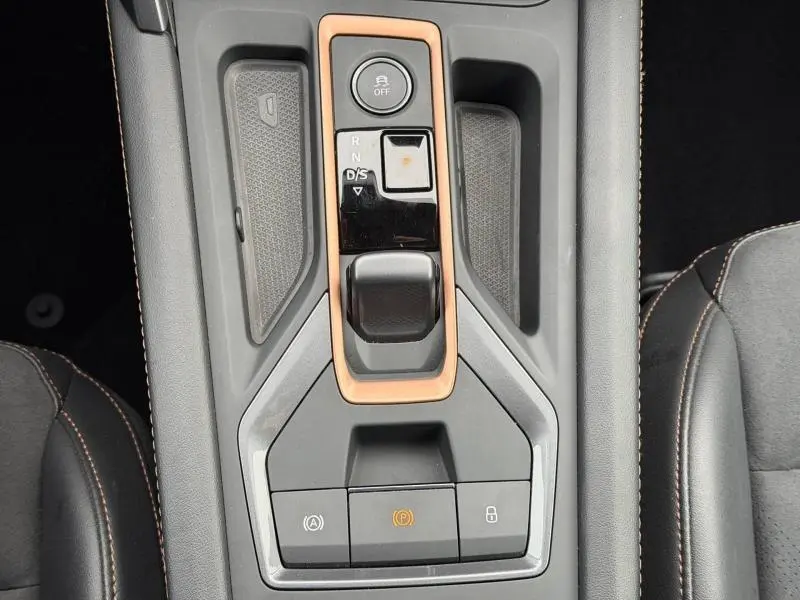 Vue plongeante sur la console centrale du CUPRA Formentor 1.5 eTSI Hybrid 2025 en Gris Graphène, avec sélecteur de boîte auto et finitions cuivre.