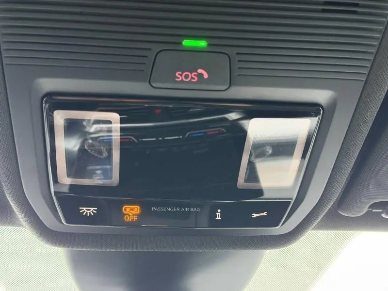 Vue en gros plan du plafonnier intérieur avec bouton SOS et voyants d'alerte du CUPRA Formentor gris Graphène 2025.