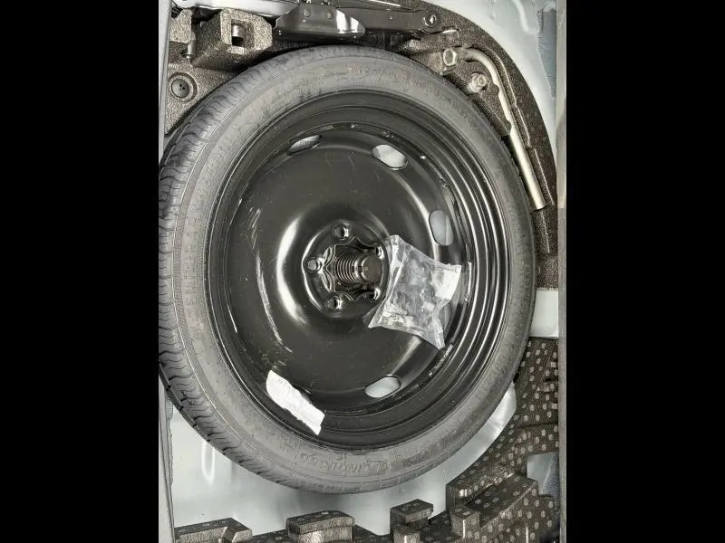 Vue rapprochée de la roue de secours noire dans le coffre du CUPRA Formentor 1.5 eTSI Hybrid 2025 Gris Graphène personnalisé.