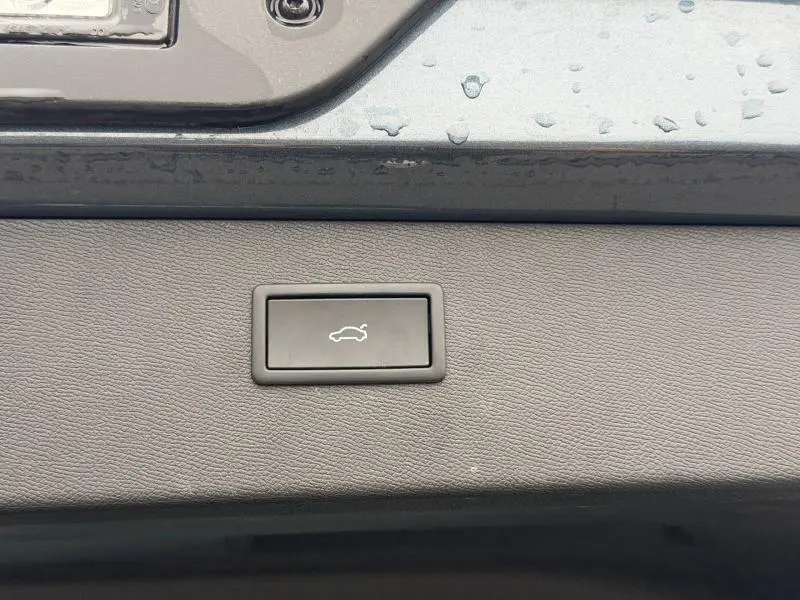 Bouton d'ouverture électrique du coffre sur la partie intérieure de la porte arrière d'une CUPRA Formentor gris Graphène.