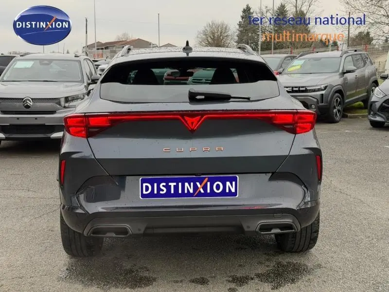 Vue arrière d'une CUPRA Formentor 1.5 eTSI Hybrid 150ch V DSG7 en gris Graphène personnalisé, avec feux LED continus.