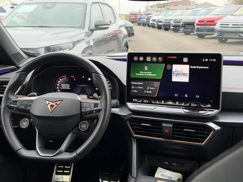 Vue intérieure du tableau de bord et volant du CUPRA Formentor 1.5 eTSI Hybrid 2025 avec écran tactile et finitions noires.