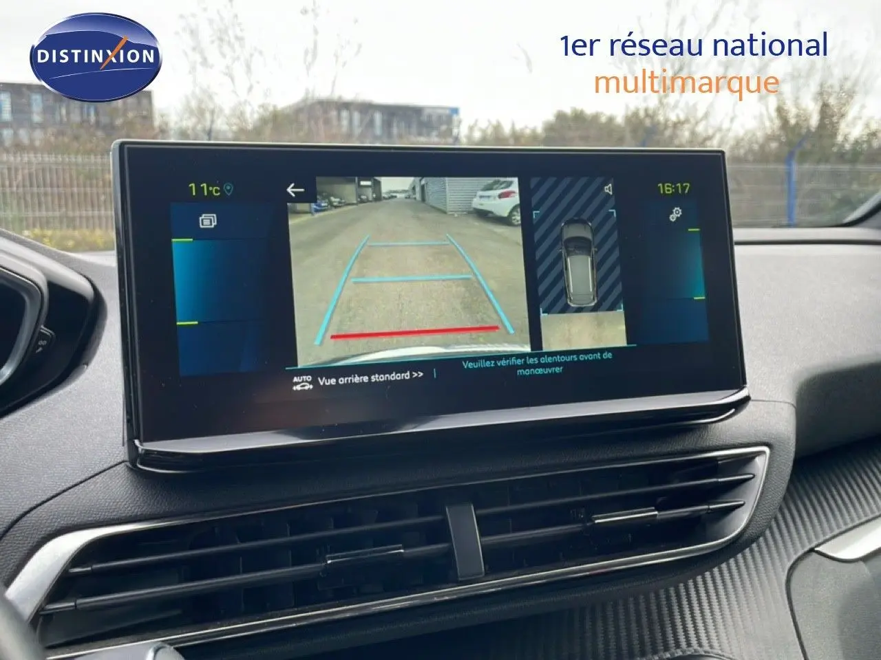 Vue intérieure centrée sur l'écran tactile affichant la caméra de recul du Peugeot 3008 bleu Celebes Metal de 2024.