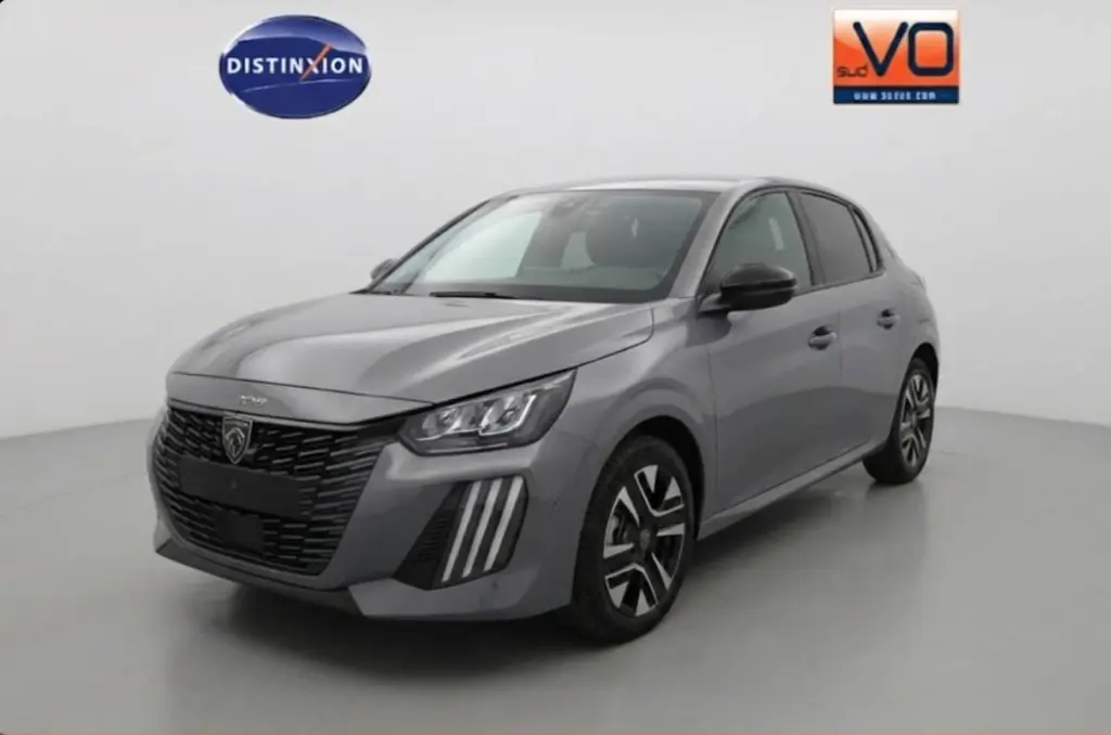 Peugeot 208 Hybrid gris vue 3/4 avant droit, avec calandre noire et jantes alliage 16 pouces distinctives.