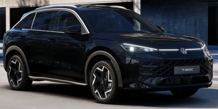 Volkswagen T-Roc noir en 3/4 avant droit, version R-Line 2026 avec attelage et signature lumineuse LED.