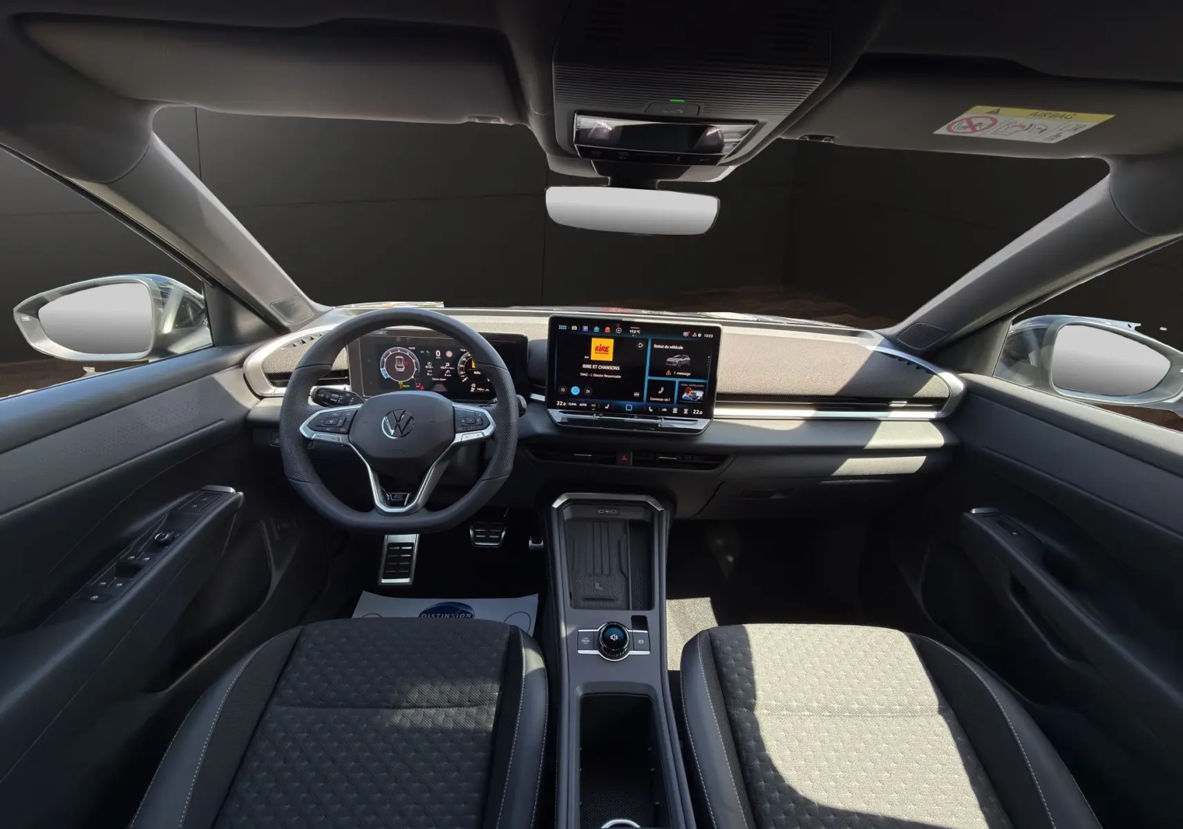 Vue intérieure frontale du Volkswagen T-Roc 2026 noir ébène, avec tableau de bord numérique et écran tactile central.