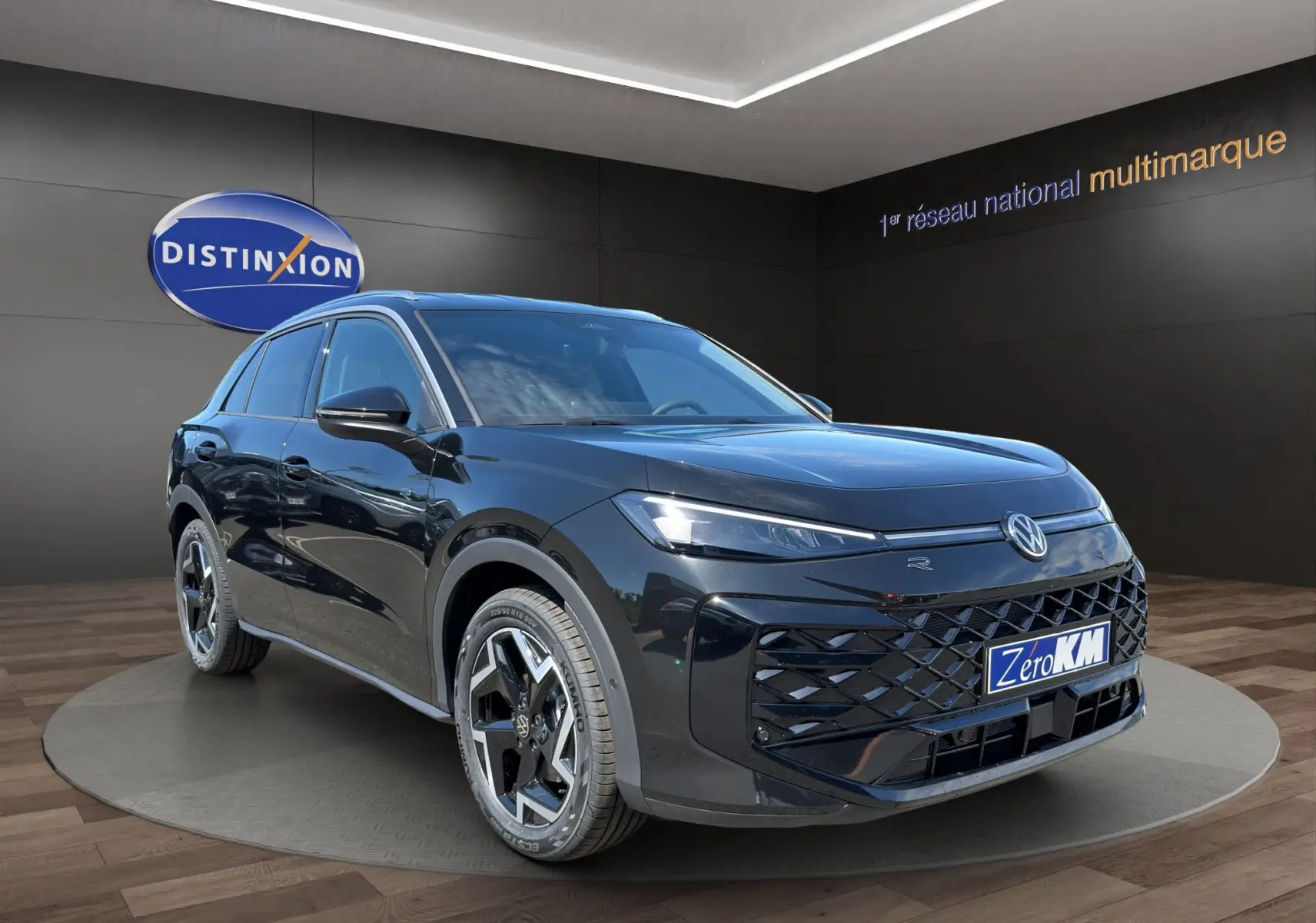 Volkswagen T-Roc noir ébène en 3/4 avant droit, avec calandre R-Line et jantes bi-ton distinctives.