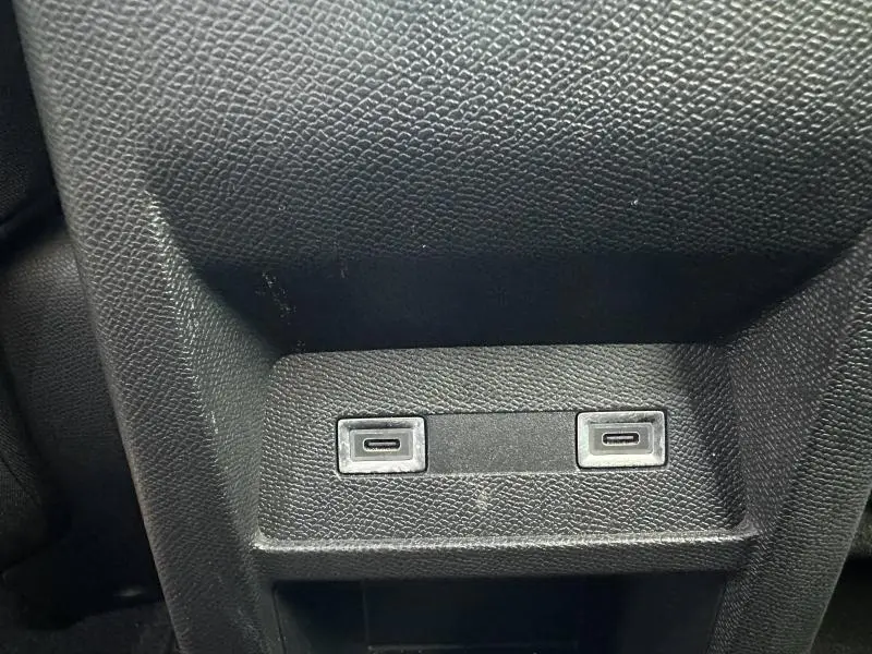 Prise USB double en gros plan sur la console arrière intérieure d’une Peugeot 308 Bleu Obsession 2024.