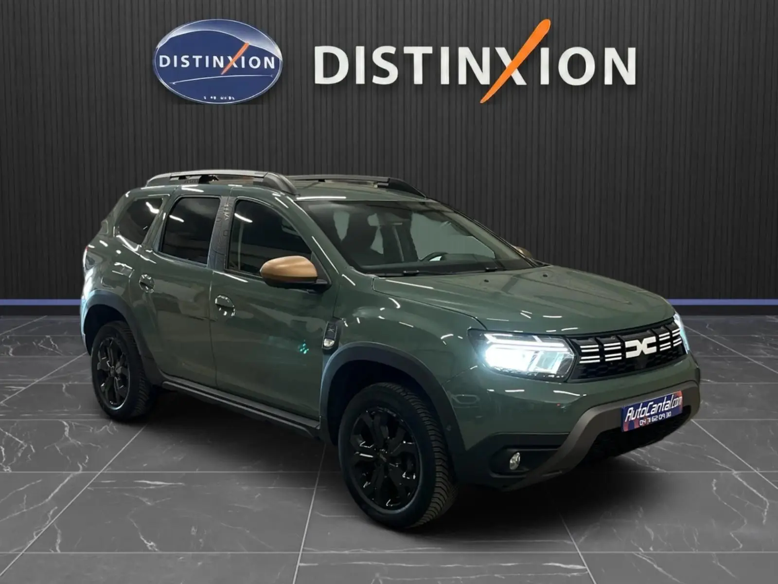 Dacia Duster 1.5 Blue dCi 115 4x4 Extreme kaki lichen en 3/4 avant droit avec jantes noires et rétroviseurs bronze.