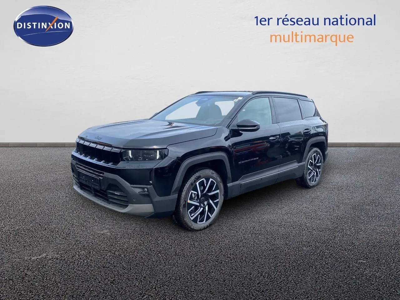 Jeep Compass noir Vulcano métal en vue 3/4 avant droit, avec jantes alliage bicolores et calandre distinctive.
