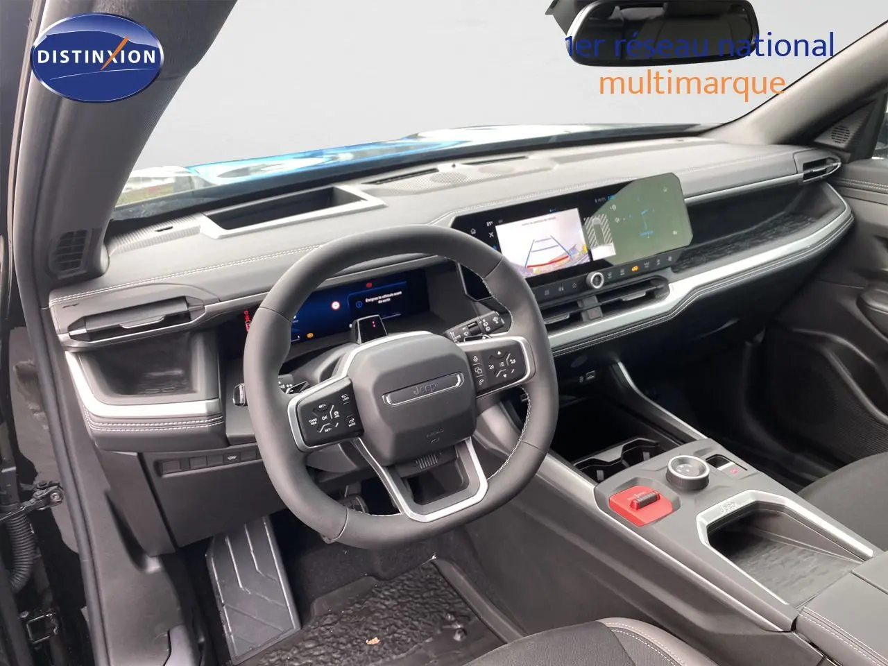 Vue intérieure du tableau de bord et volant du Jeep Compass noir Vulcano, avec écran tactile et console centrale moderne.