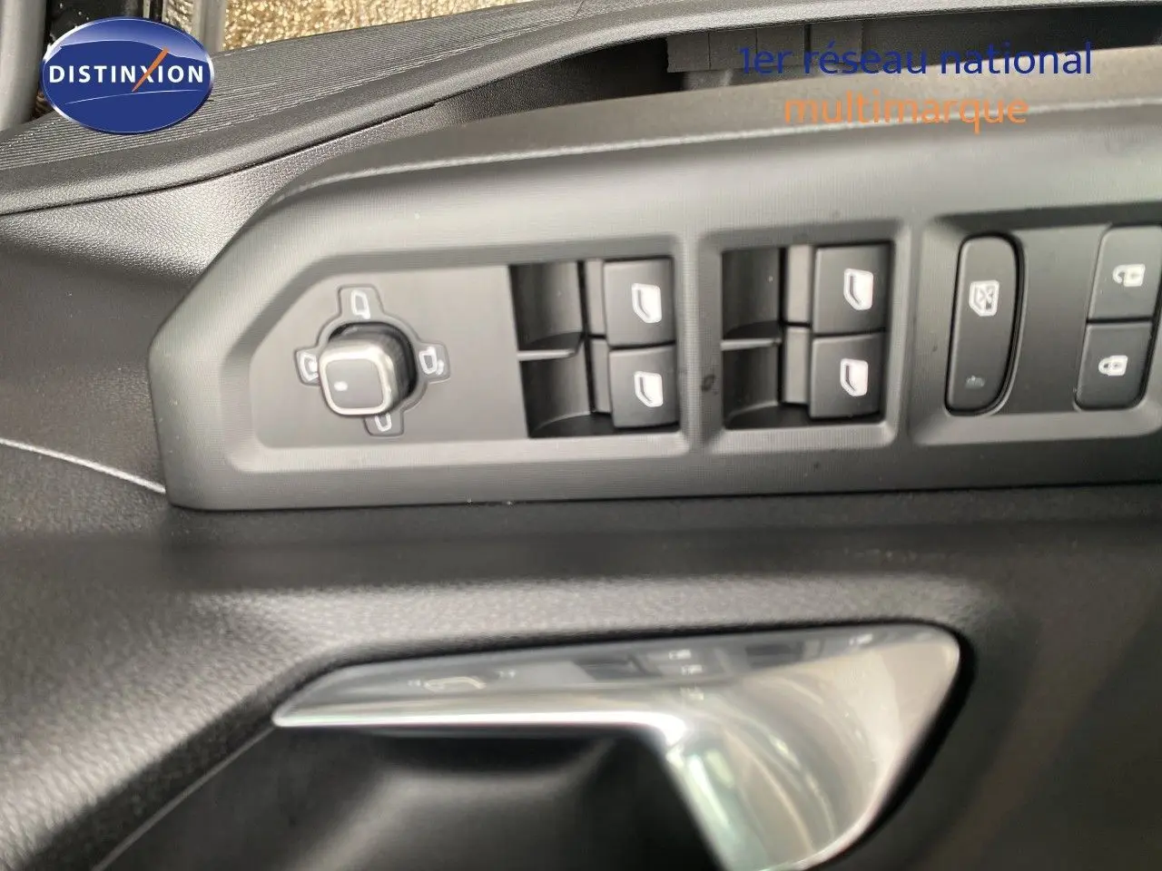 Gros plan sur les commandes de lève-vitres et rétroviseurs côté conducteur du Jeep Compass noir Vulcano 2026.